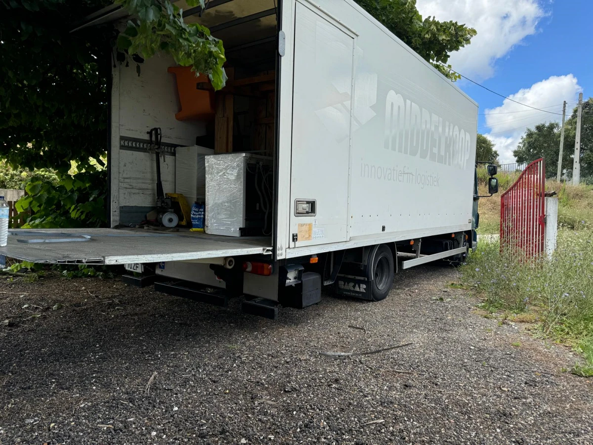 camioneta de mudanças e transportes com vários artigos